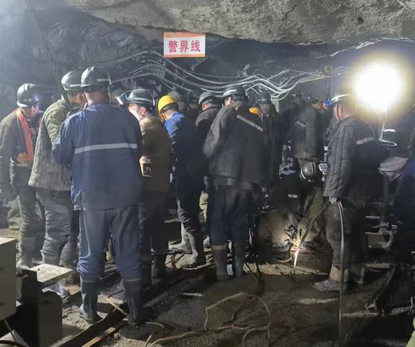 北山矿齐心协力完成盲井卷扬钢丝绳更换(图2)