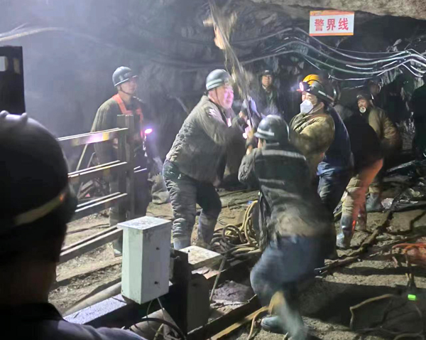 北山矿齐心协力完成盲井卷扬钢丝绳更换(图3)
